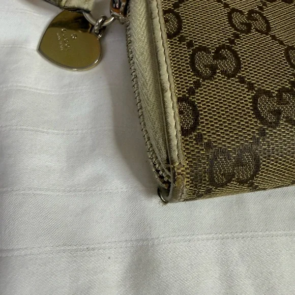 Gucci Gold Heart Charm Detail - Picture 6 of 10